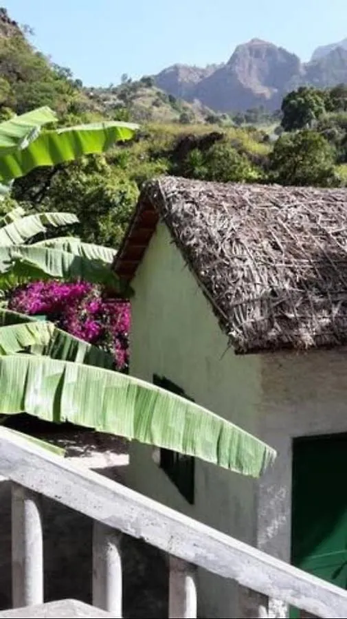 Pombas Cottage Na Ribeira Do Paul منزل ريفي
